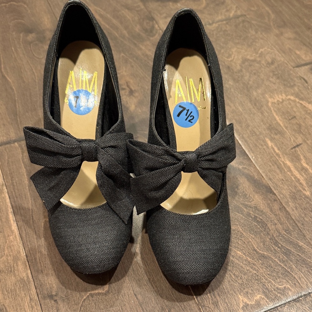 Elegant Gray Bow Heels size 7.5. Brand new never worn